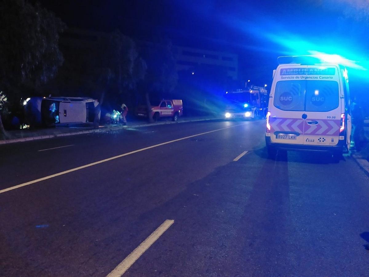 Un coche vuelca en Las Palmas de Gran Canaria al quedarse sin freno de mano.