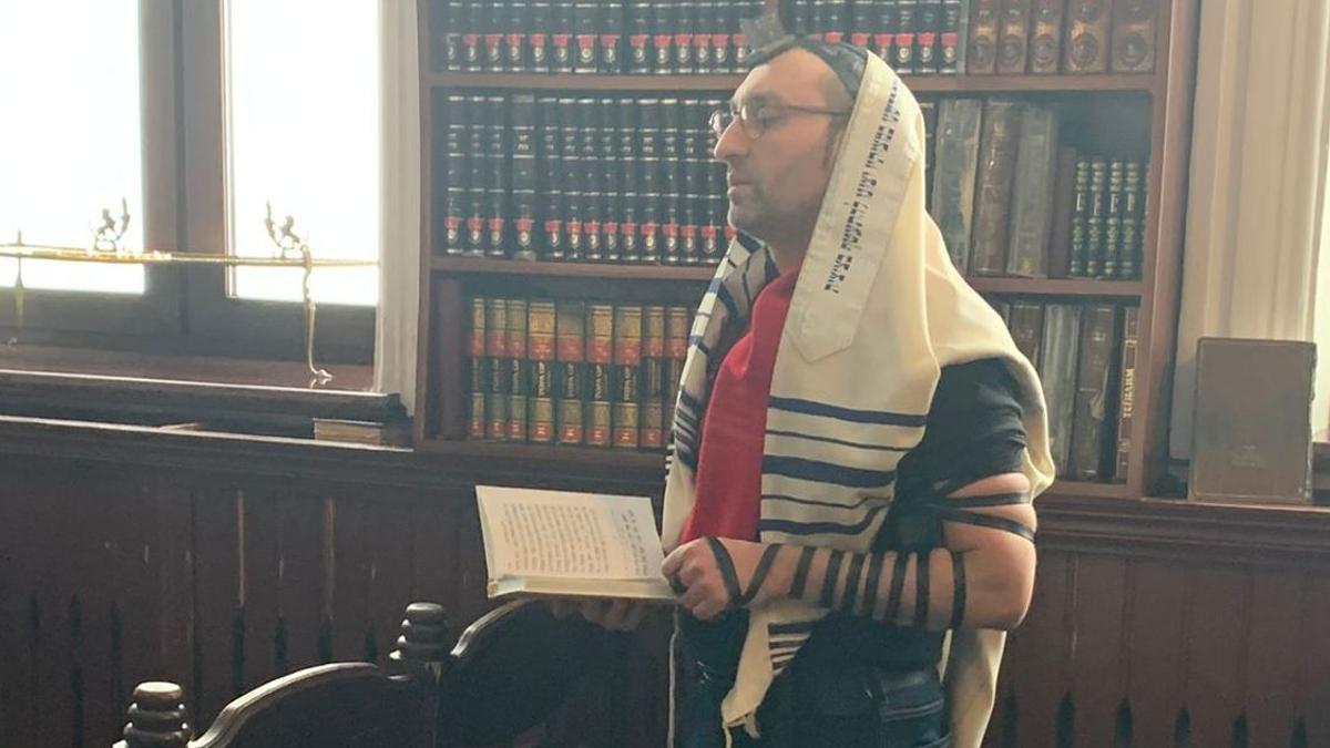Un feligrés judío reza en la principal sinagoga de Odesa