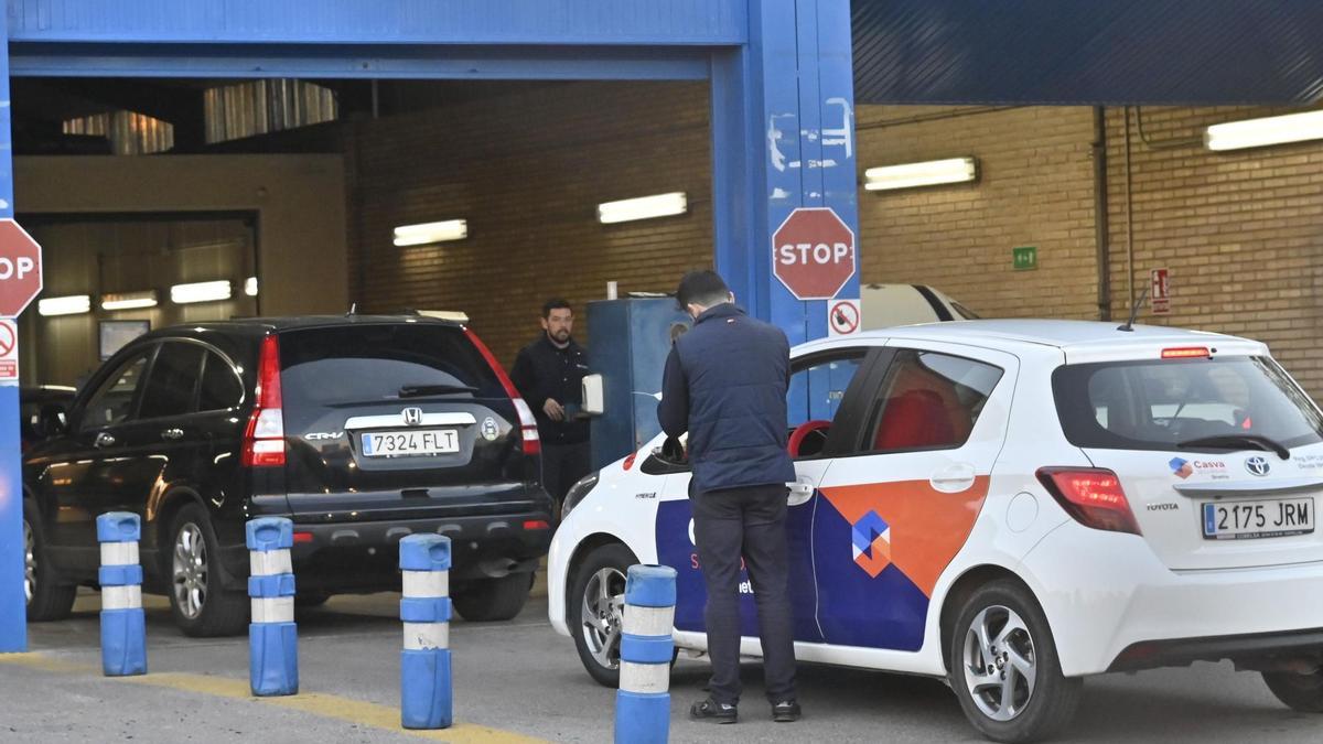 Coches pasando la ITV en Castelló.