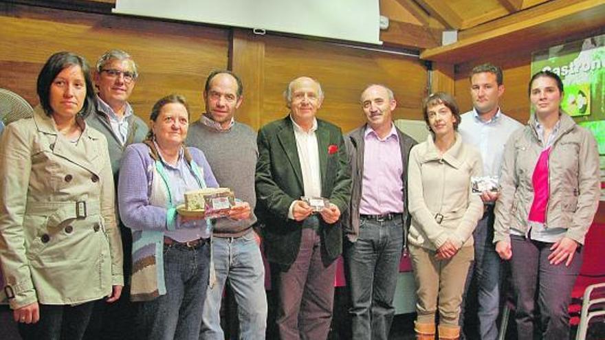 Representantes del IPLA, del Consejo Regulador, del Programa Leader y de Bioges, ayer, en Arenas de Cabrales