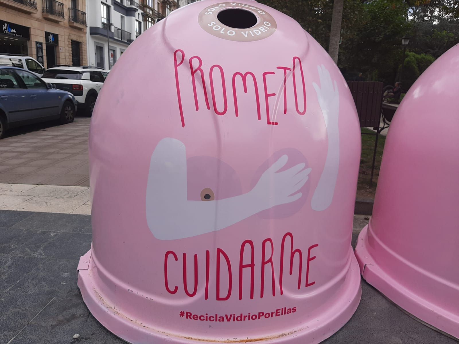 Siero recicla por las mujeres con cáncer de mama: así son los contendedores instalados  en la Pola Y Lugones