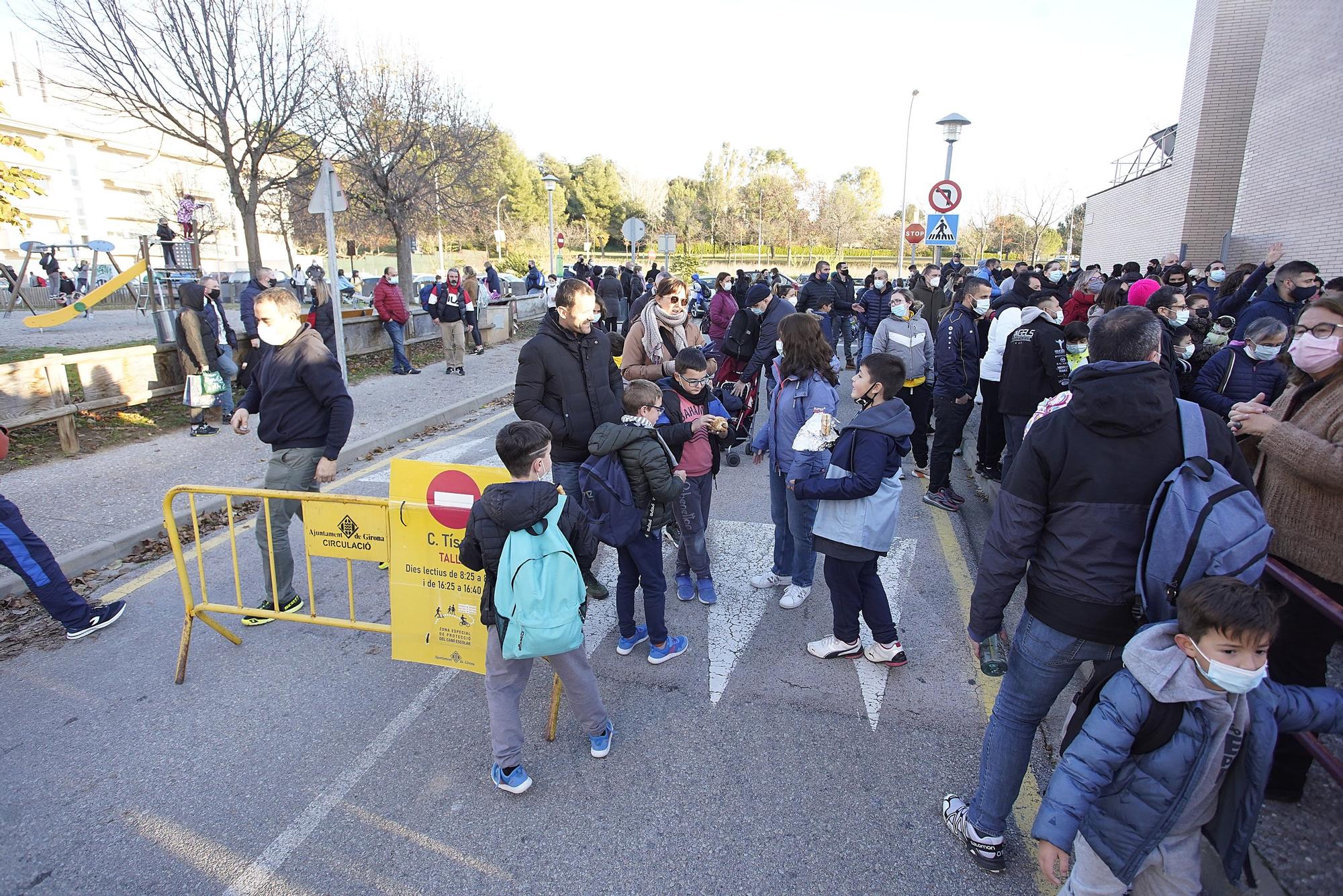 Recollida de firmes al Marta Mata per demanar un espai més segur pels infants