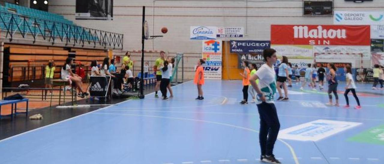 Imagen de una edición anterior de las escuelas de verano del Balonmán Cangas. |  // GONZALO NÚÑEZ