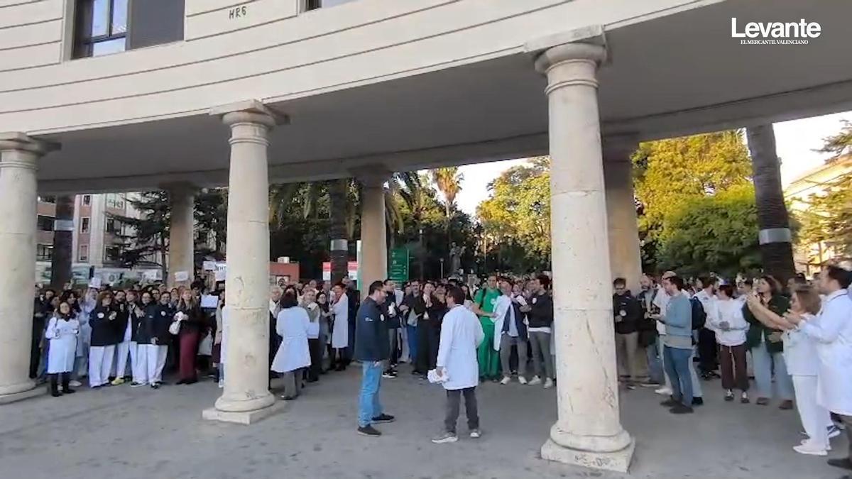Concentración de médicos en el segundo dia de huelga ante el Hospital General
