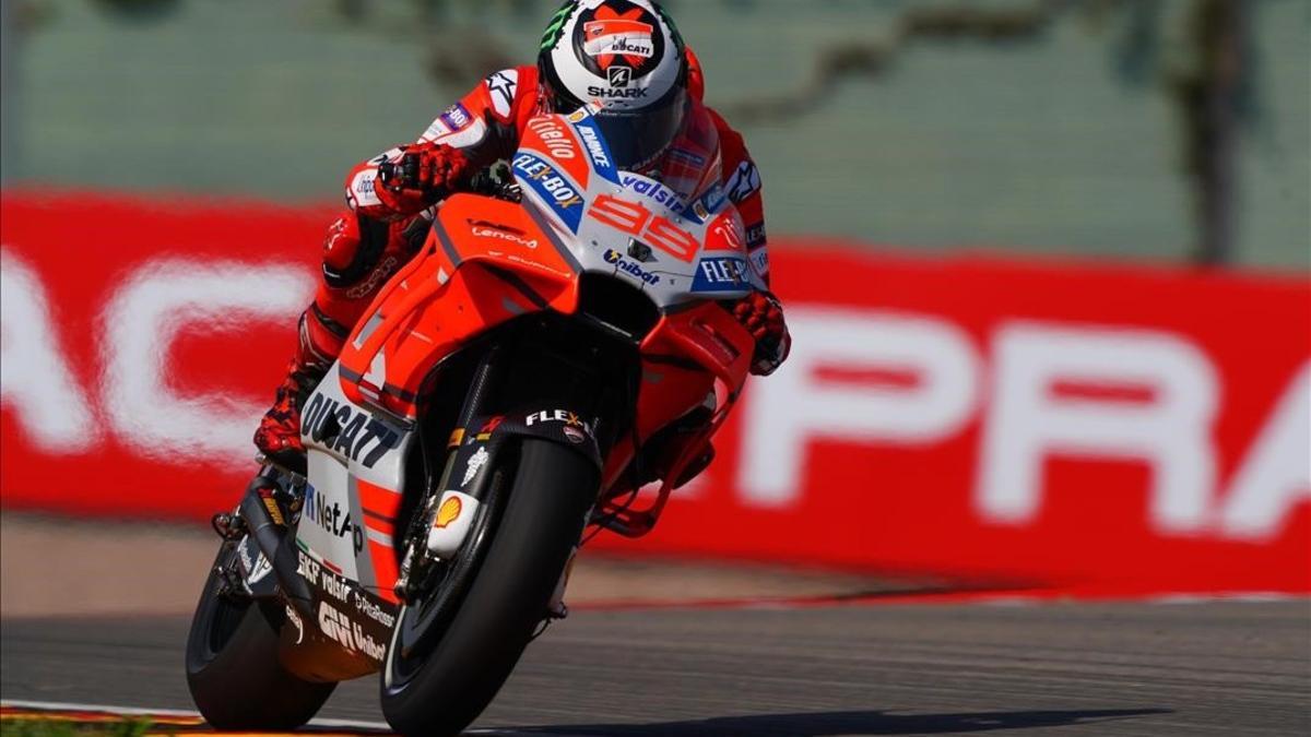 Jorge Lorenzo y su Ducati, en su vuelta rápida de hoy en el trazado alemán de Sachsenring.