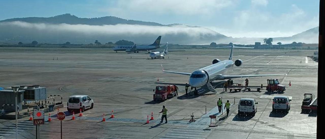 Vista parcial de la pista desde la zona de embarque de la terminal, a finales del pasado mes de diciembre. | C. NAVARRO