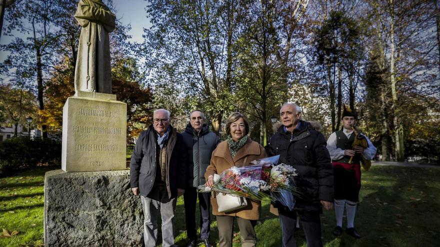 Los belenistas homenajean a San Francisco en el Campo