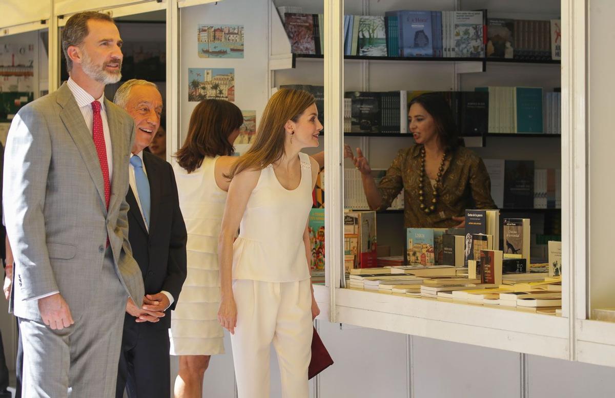 El top blanco y el pantalón de pinzas de Letizia Ortiz en la Inauguración de la Feria del Libro