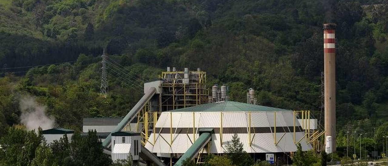 La central térmica de La Pereda, propiedad de Hunosa, que se reconvertirá en una planta de biomasa.