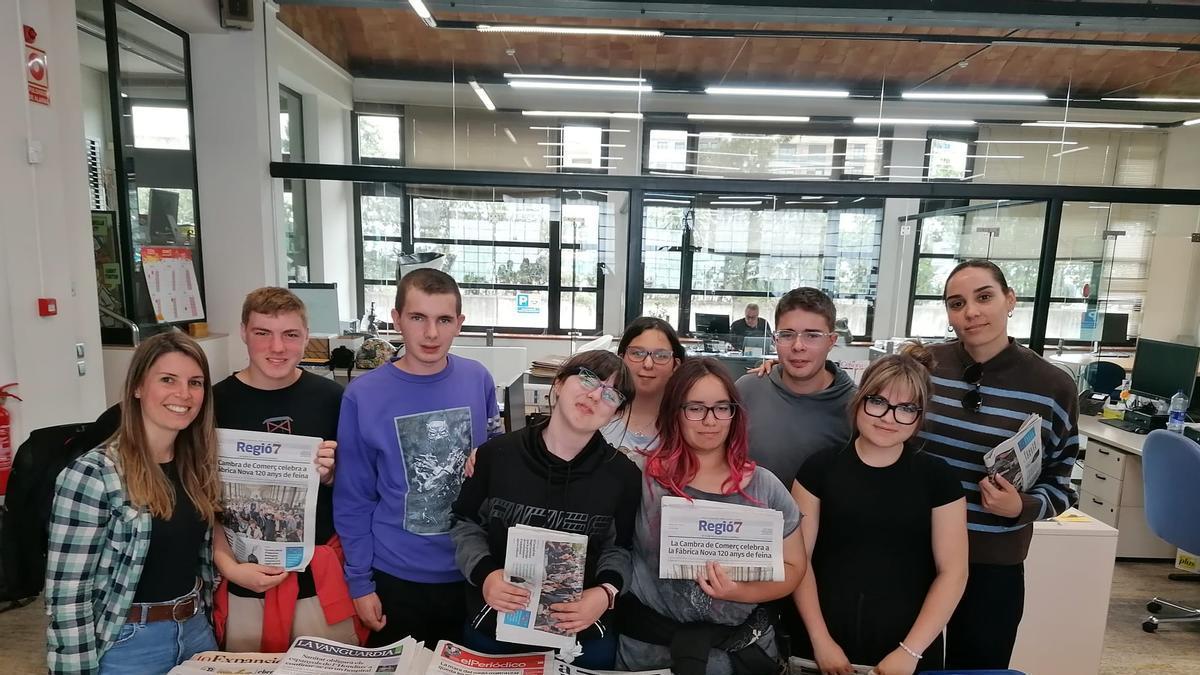 Alumnes d’Ampans participen en una visita a la seu del diari Regió7