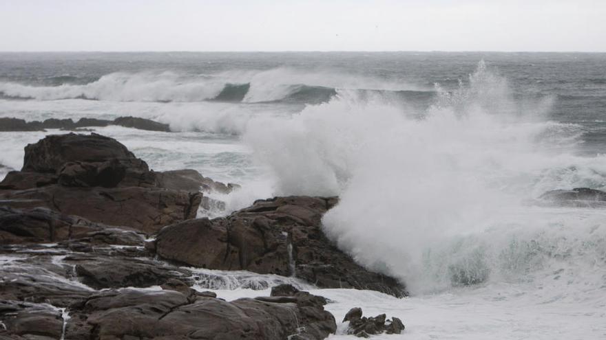 Olas de doce metros y rachas de viento de hasta 158 kilómetros hora sacuden Galicia