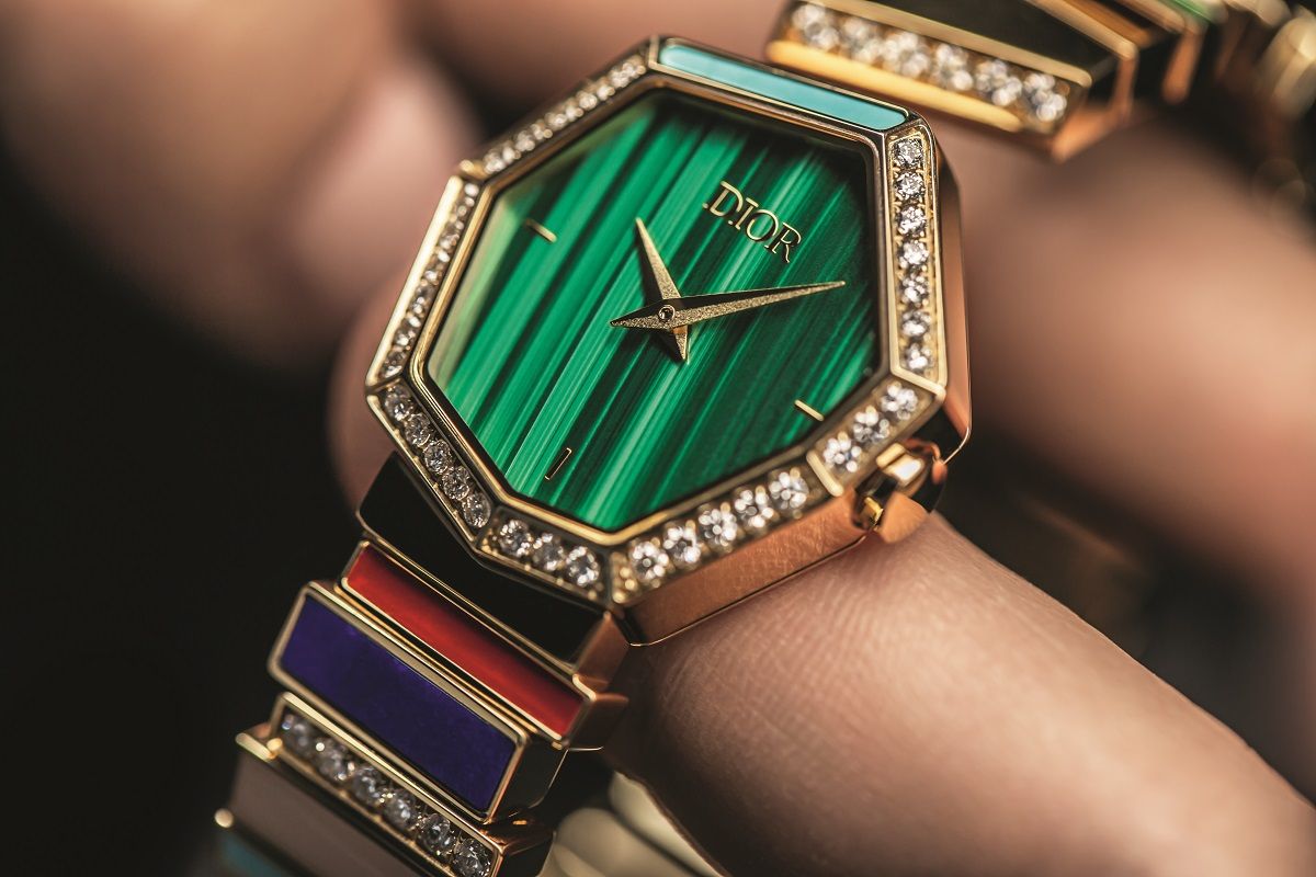 Detalle de la caja asimétrica, con malaquita, oro, diamantes y turquesa, del reloj GEM Dior