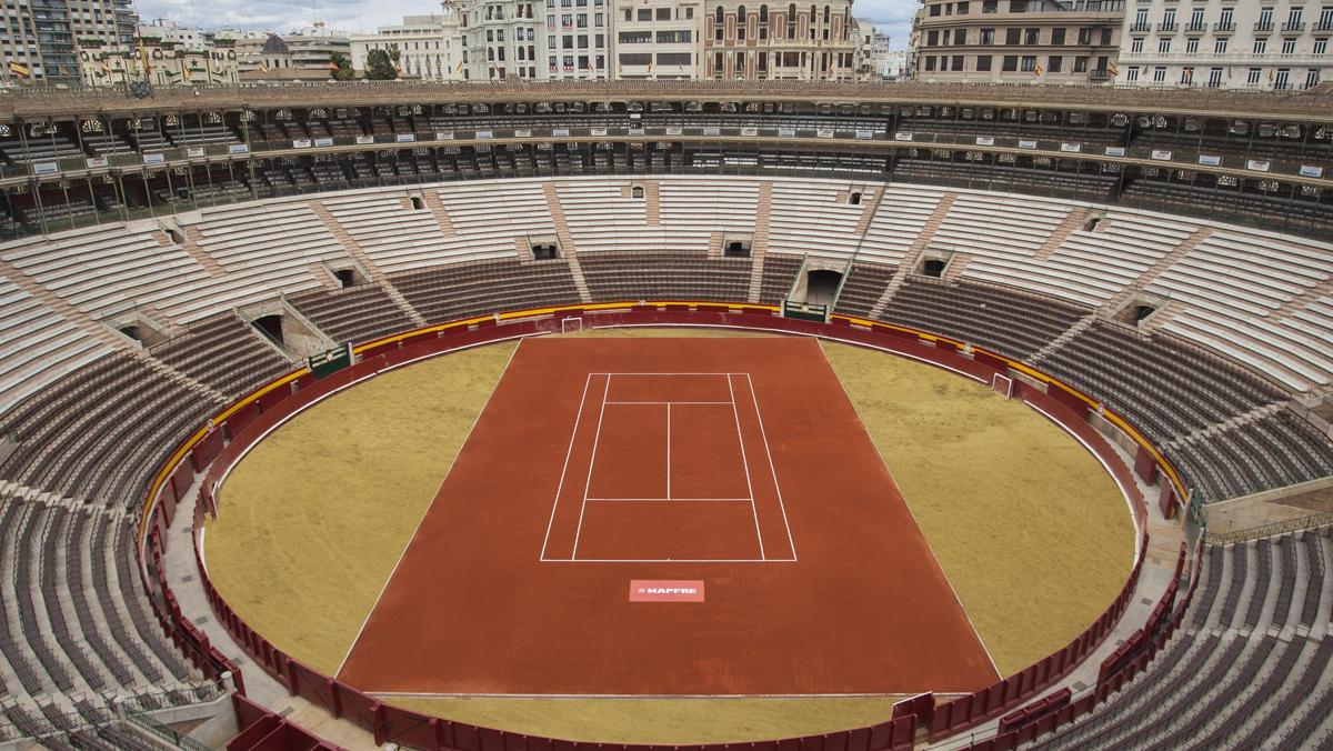 Transformació de la plaça de toros de València en pista de tennis.