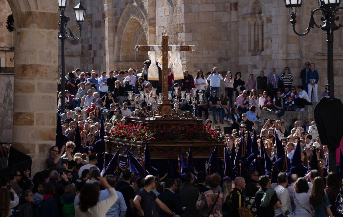 Público asistente a la procesión de la Vera Cruz. | Jose Luis Fernández