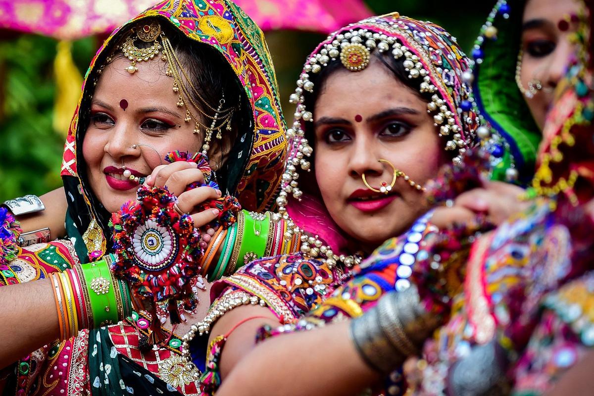 Ensayos del baile tradicional de Garba para el festival hindú de Navratri, en la India