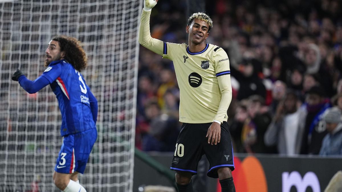 Lamine Yamal se desespera junto a Cucurella.