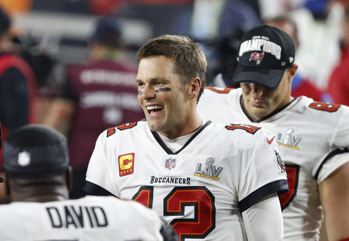 Brady celebra el triunfo junto a sus compañeros.