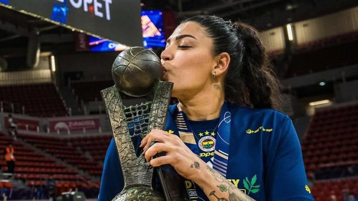 Tilbe fa un petó al trofeu de l'Eurolliga.