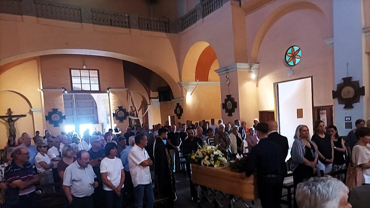 La sortida del fèretre de Josep Maria Salvatella a l'església de Sant Vicenç