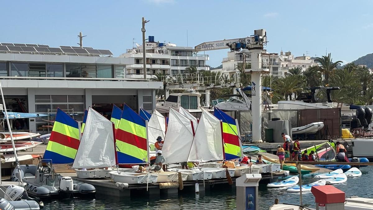 Curso de vela en el Club Nàutic de Sant Antoni.
