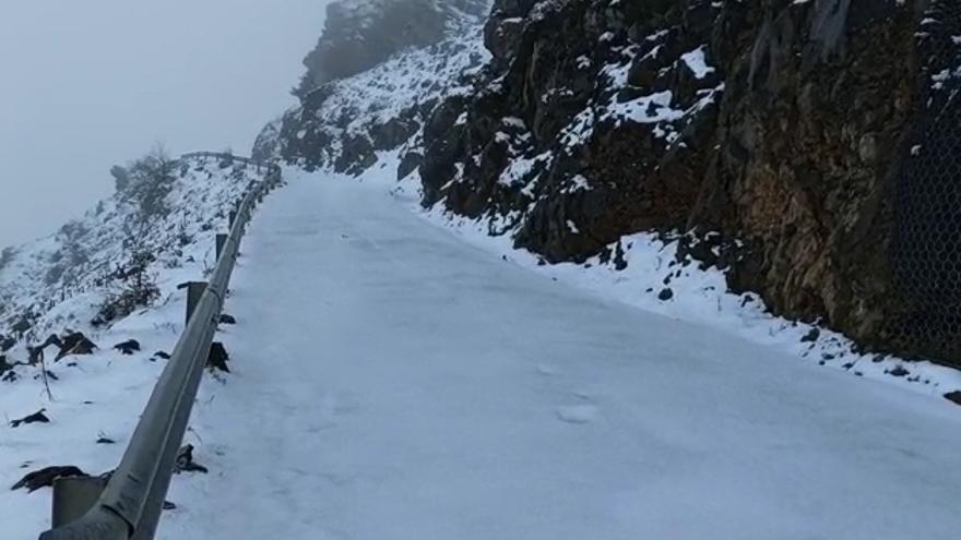 Tiempo en Asturias: Nieve en Picos, en Pajares y en Covadonga: el temporal  llega fuerte en Asturias