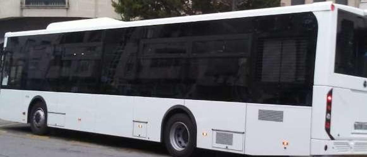 El autobús de la nueva empresa de transporte de Barbadás. // FdV