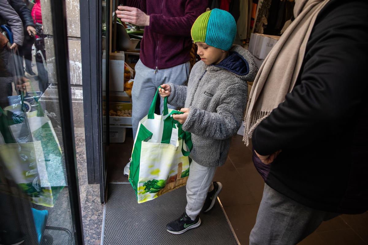 La Asociacion de ucranianos Djerelo que ayudan a los refugiados que están en Barcelona con alimentos, ropa, productos primera necesidad y lo hacen en vía Laietana 33 en el centro