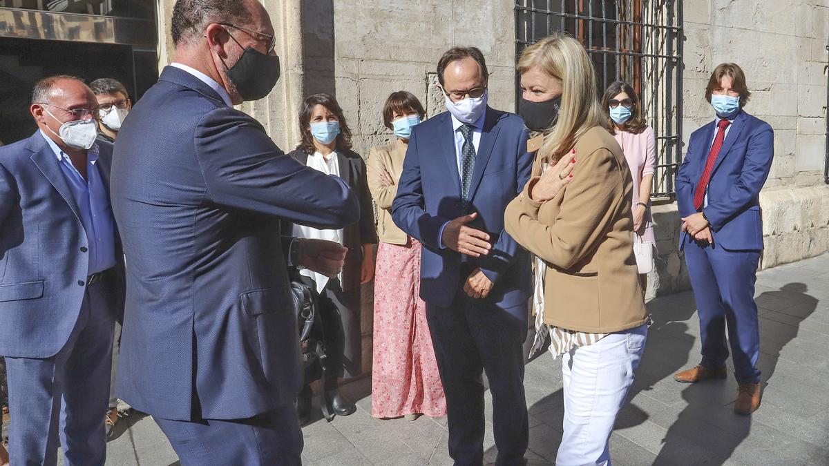 Emilio Bascuñana saluda a Gabriela Bravo a su llegada al Ayuntamiento de Orihuela