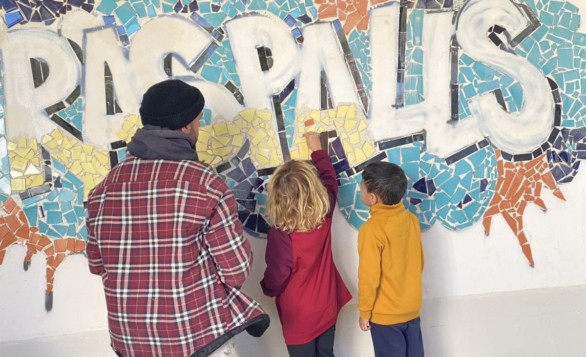 Un taller de ‘trencadís’ para el Medusa Art Festival de Sant Josep