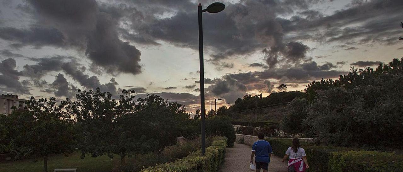 El parque de La Marjal lleva días a oscuras tras el robo del cobre de la mayoría de la instalación.  |