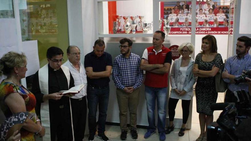 El padre Florentino Pérez bendice la nueva sede del Fútbol Sala Zamora.
