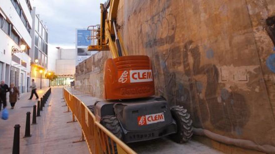 Trabajos de saneamiento y colocación de la malla en el lateral del Colegio de la Seda.