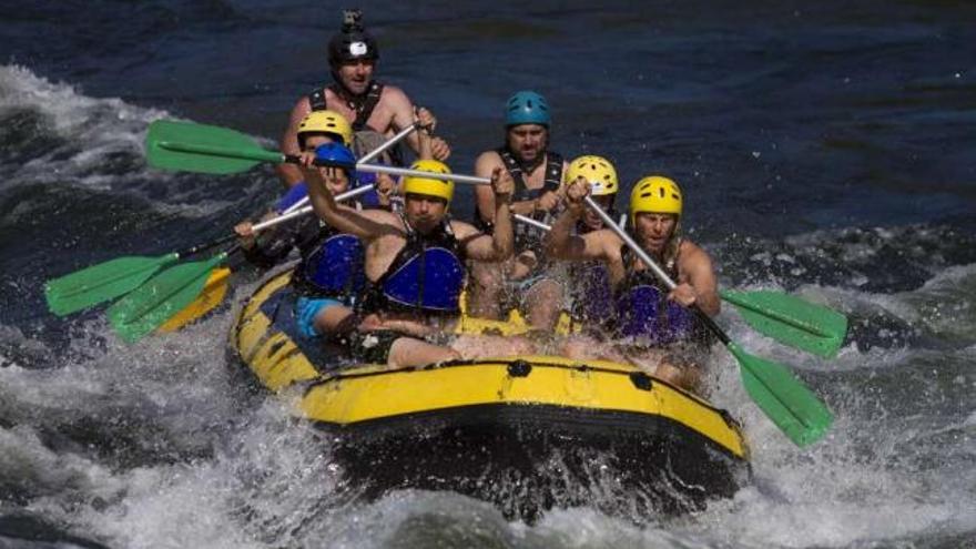 Un grupo de jóvenes practicando este deporte en el río Miño.  // Faro