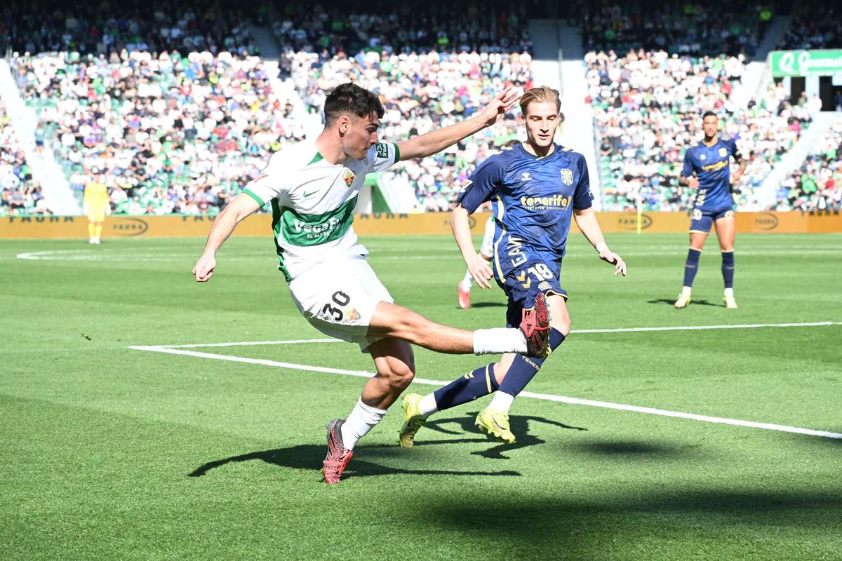 Rodrigo Mendoza centra un balón desde el costado izquierdo ante el Tenerife.