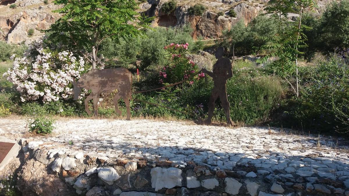 Vía Verde de Jabalcuz, en Jaén, una ruta de senderismo con esculturas, poemas y un jardín francés