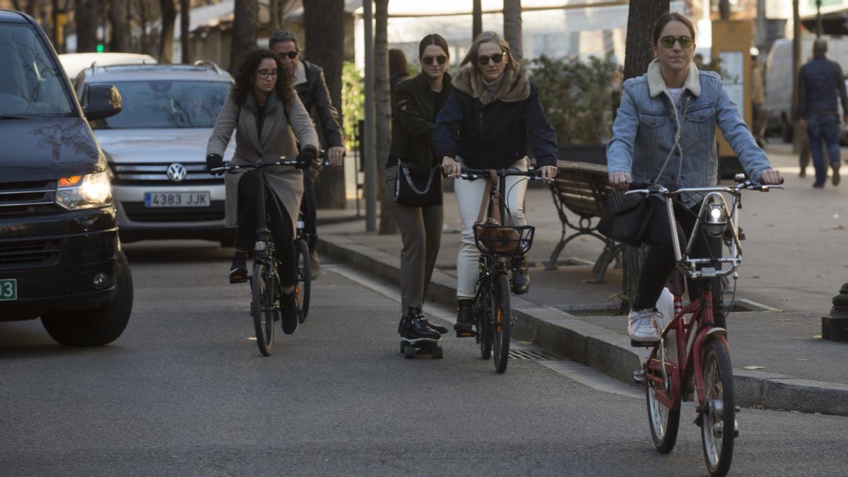 La convivencia no siempre bien resuelta entre vehículos y bicicletas. Aquí, en Rambla de Catalunya