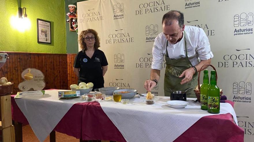 Beatriz Esteban observa a Pedro Martino preparando sus cebolles rellenes. | D. O.