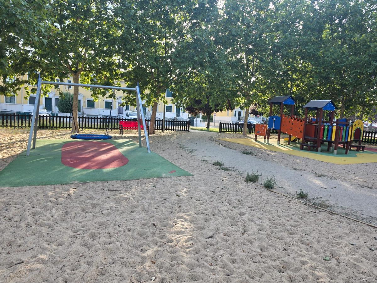 Parques y jardines del barrio siglo XXI llenos de maleza y sin mantenimiento.