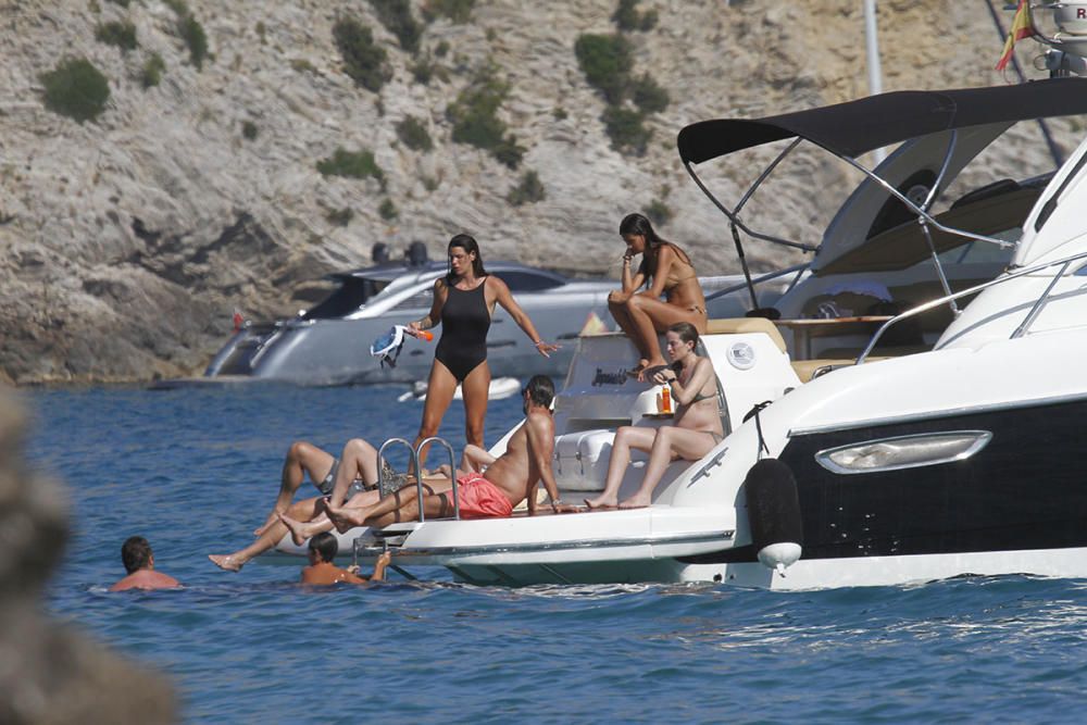 Laura Matamoros y Benji Aparicio en Barco en Cala Jondal, junto  Fonsi Nieto y su mujer Marta Castro.