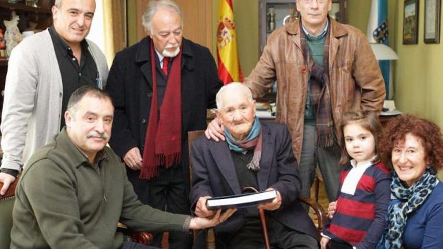 Emilio Castelo, vecino de Coruxo, homenajeado por sus 100 años