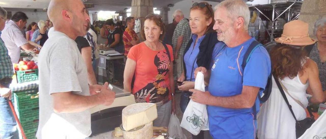 José Ramón González Rivero, &quot;Pepitu&quot;, vendiendo gamonéu del puerto en Cangas de Onís al trubieco con orígenes navarros Emilio Larranbeberi.