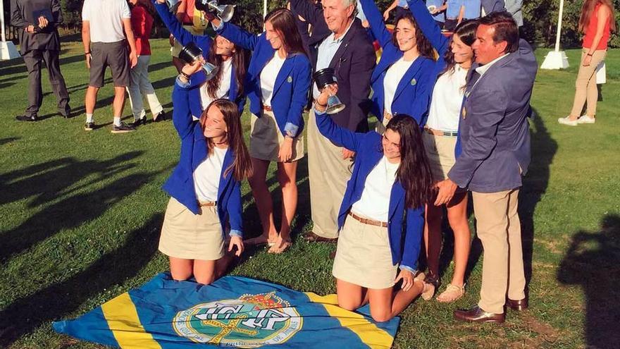 El equipo femenino sub-18 y directivos celebran el triunfo en el Campeonato de España.