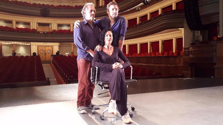 El director Luis Romero junto a Nina y Roger Berruezo, en el Teatro Pérez Galdós