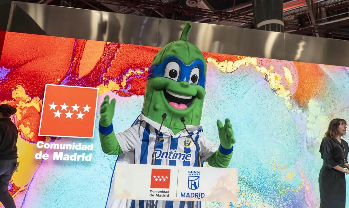 Súper Pepino, mascota del Leganés, en un 'stand' de Fitur.