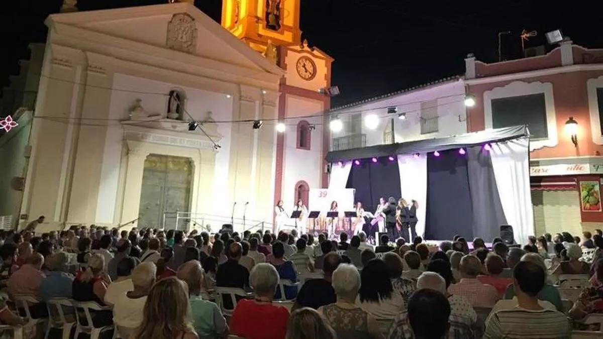 Los vecinos de Montserrat durante un concierto en una imagen de archivo.