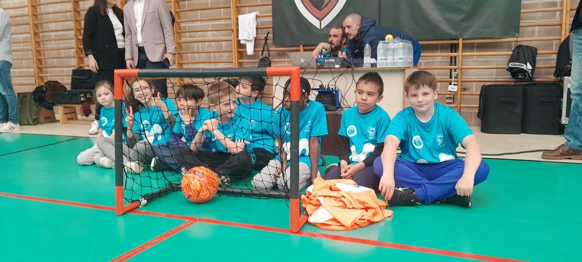 Escolares de Toro disfrutan de una mañana de fútbol sala con los Mega Cracks del Inter Movistar