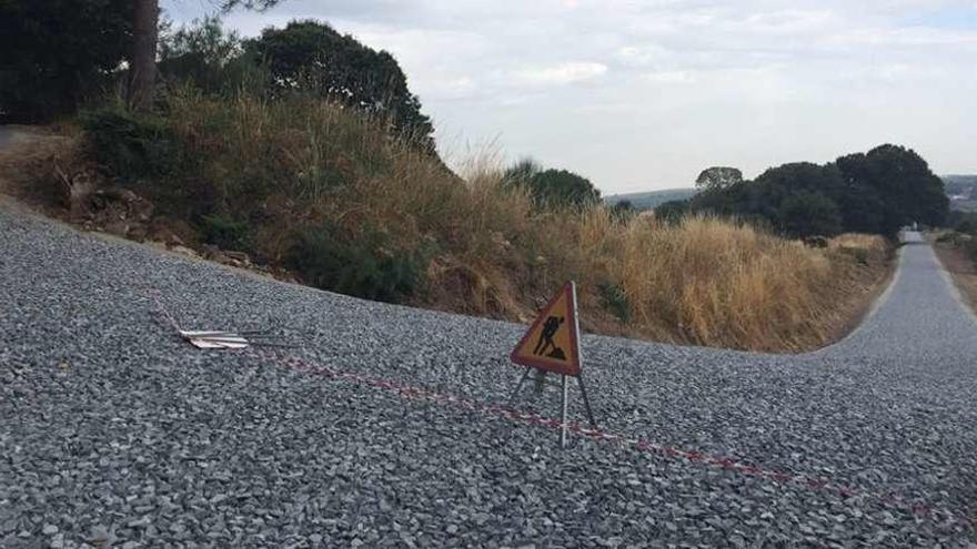 Una de las pistas de Santa Baia (Rodeiro) en obras para mejorar su asfaltado.