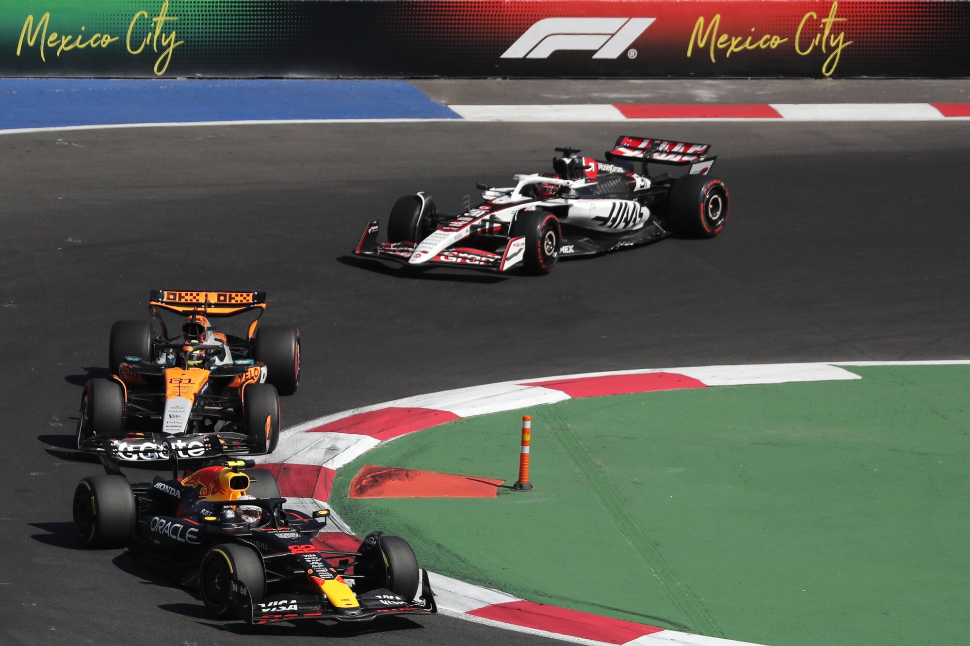 AMDEP7965. CIUDAD DE MÉXICO (MÉXICO), 26/10/2025.- El japonés Yuki Tsunoda (abajo) de Red Bull Racing, el australiano Oscar Piastri (c) de McLaren y el francés Esteban Ocon de Haas F1 Team, compiten en el Gran Premio de México de la Fórmula Uno este domingo, en el Autódromo Hermanos Rodríguez en Ciudad de México (México). EFE/ Isaac Esquivel