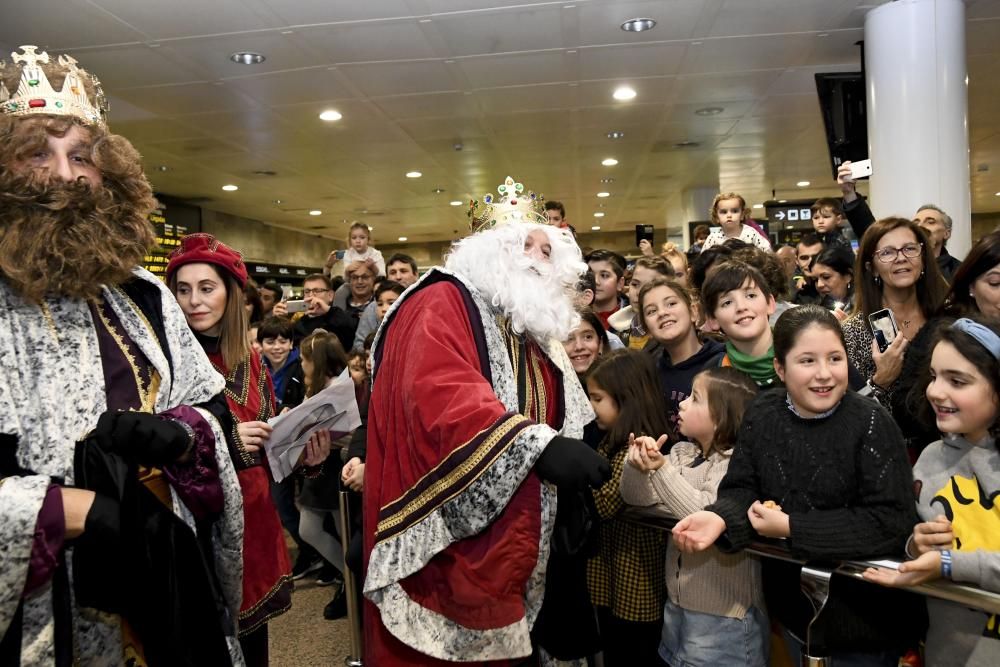 Los Reyes Magos llegan al aeropuerto de Alvedro