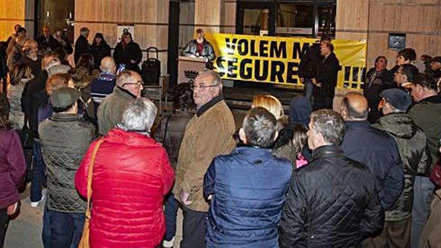 La concentració es va fer davant la casa de la vila de Sils.